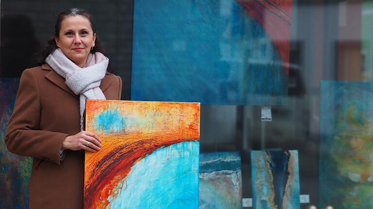 Cristina Schuster stellt in den sonst leeren Schaufenstern in der Kitzinger Herrnstraße ihre abstrakte Kunst aus. Cristina Schuster stellt in den sonst leeren Schaufenstern in der Kitzinger Herrnstraße ihre abstrakte Kunst aus.