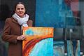 Cristina Schuster stellt in den sonst leeren Schaufenstern in der Kitzinger Herrnstraße ihre abstrakte Kunst aus.