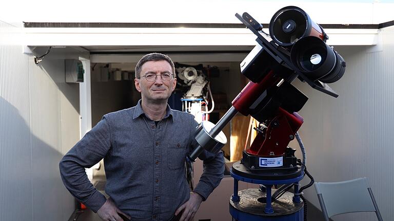 Kleines Gerät, aber sehr weiter Blick: Professor Hakan Kayal neben dem neuen Mondteleskop am Observatorium in Spanien. Betreut wird es von Würzburg aus.