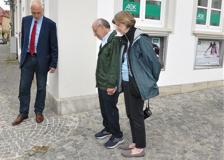 Im August besuchte Harold Kohn mit seiner Ehefrau Carol, begleitet vom&nbsp;Zweiten Bürgermeister Erich Servatius (links), die für seine Großeltern Amalie und Herman Kohn verlegten Stolpersteine in der Marktstraße 15.