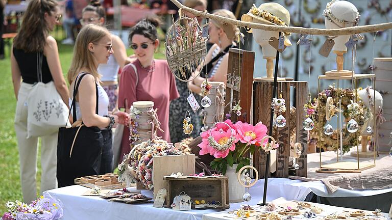 Beim 'Fair liebt Kunst-Festival' in der Zellerau boten junge Künstlerinnen und Designer ihre Werke an. Beim 'Fair liebt Kunst-Festival' in der Zellerau boten junge Künstlerinnen und Designer ihre Werke an.