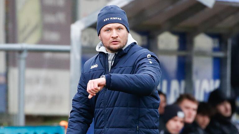 Henry Stenzinger bleibt Trainer beim Fußball-Landesligisten ASV Rimpar. Henry Stenzinger bleibt Trainer beim Fußball-Landesligisten ASV Rimpar.