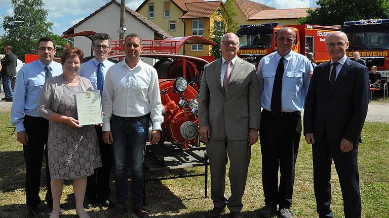 Vor der Tragkraftspritze TS 8: (von links) zweiter Vorsitzender des Feuerwehrvereins, Michael Keßler, erste Vorsitzende Erna Öckler, erster Kommandant Rainer Scheller, Ortssprecher Marco Büttner, Bürgermeister Wolfgang Borst, zweiter Kommandant Robert von der Linden und Landrat Wilhelm Schneider. Vor der Tragkraftspritze TS 8: (von links) zweiter Vorsitzender des Feuerwehrvereins, Michael Keßler, erste Vorsitzende Erna Öckler, erster Kommandant Rainer Scheller, Ortssprecher Marco Büttner, Bürgermeister Wolfgang Borst, zweiter Kommandant Robert von der Linden und Landrat Wilhelm Schneider.