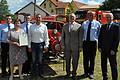 Vor der Tragkraftspritze TS 8: (von links) zweiter Vorsitzender des Feuerwehrvereins, Michael Keßler, erste Vorsitzende Erna Öckler, erster Kommandant Rainer Scheller, Ortssprecher Marco Büttner, Bürgermeister Wolfgang Borst, zweiter Kommandant Robert von der Linden und Landrat Wilhelm Schneider.