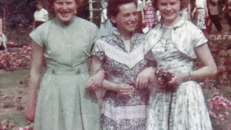 Gretel Brehm (Bildmitte) unternahm auch gerne kleinere Reisen, wie hier im Jahr 1956 mit Bekannten auf die Insel Mainau.