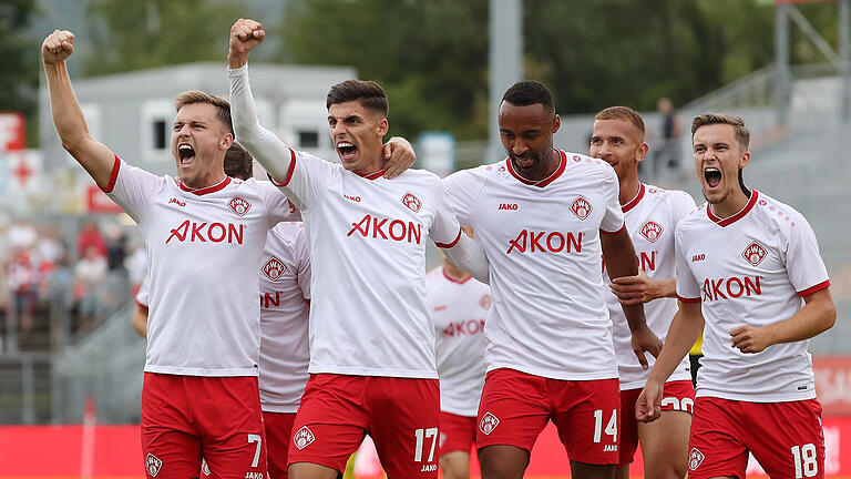 Die Kickers-Akteure (von links) Thomas Haas, Ivan Franjic, Saliou Sane, Benyas Solomon Junge-Abiol und Maximilian Zaiser bejubeln den Treffer zum 1:0 beim Würzburger 2:1-Sieg gegen die DJK Vilzing. Die Kickers-Akteure (von links) Thomas Haas, Ivan Franjic, Saliou Sane, Benyas Solomon Junge-Abiol und Maximilian Zaiser bejubeln den Treffer zum 1:0 beim Würzburger 2:1-Sieg gegen die DJK Vilzing.