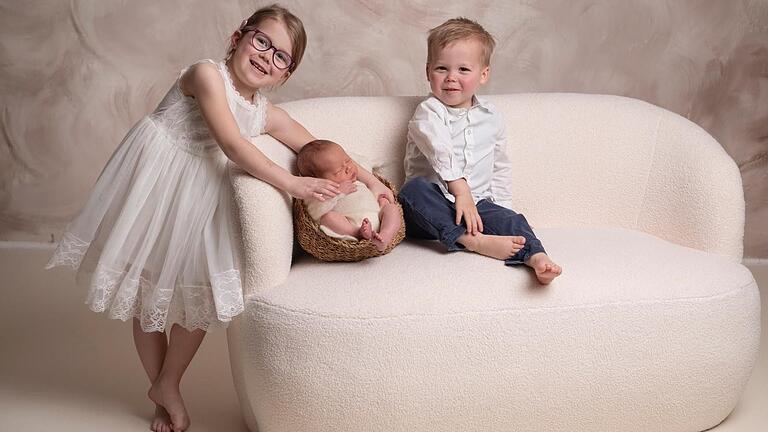 Das Kinder-Trio Sophia, Fabian und Peter Jonathan der stolzen Eltern Jessica und Florian Schneider. Das Kinder-Trio Sophia, Fabian und Peter Jonathan der stolzen Eltern Jessica und Florian Schneider.
