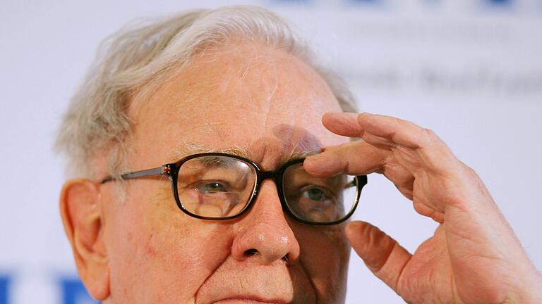 Warren Buffet       -  Buffett wird nach jahrzehntelangen Wertsteigerungen als Investmentlegende gefeiert. (Archivbild)