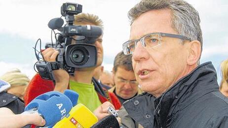 Von der Presse umlagert: De Maiziere steht Rede und Antwort.