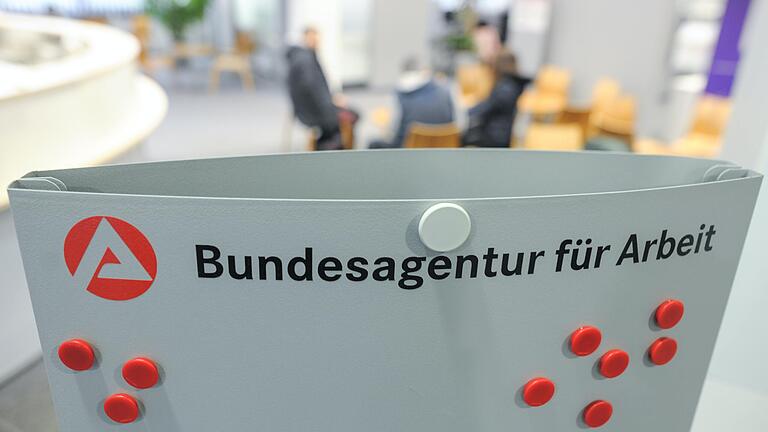 Die Corona-Krise hat für mehr Arbeitslose gesorgt. Doch in eher ländlichen Gegenden wie Mainfranken ist die Lage im Vergleich zu bayerischen Ballungszentren noch moderat. Die Corona-Krise hat für mehr Arbeitslose gesorgt. Doch in eher ländlichen Gegenden wie Mainfranken ist die Lage im Vergleich zu bayerischen Ballungszentren noch moderat.