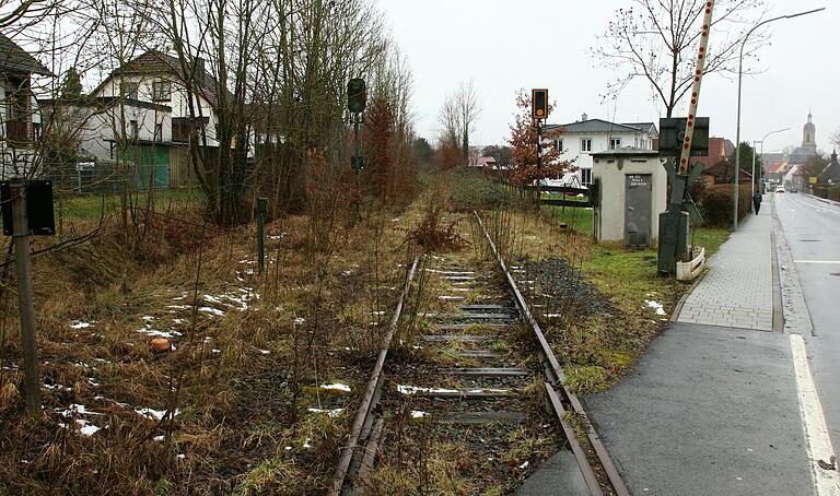 Die Trasse der Steigerwaldbahn in Wiesentheid samt dem Bahnübergang über die Nikolaus-Fey-Straße.&nbsp;