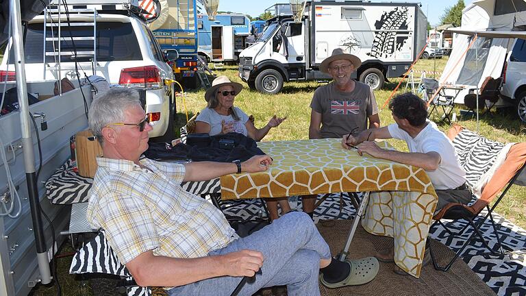 Wiedersehen mit Freunden: Auf der Camp Area geht's gemütlich zu. Im Bild Frank Beckmann, Birgit Gschwind und Franz Glockner (Regensburg) sowie Edward Flaxfield aus Holland. Wiedersehen mit Freunden: Auf der Camp Area geht's gemütlich zu. Im Bild Frank Beckmann, Birgit Gschwind und Franz Glockner (Regensburg) sowie Edward Flaxfield aus Holland.