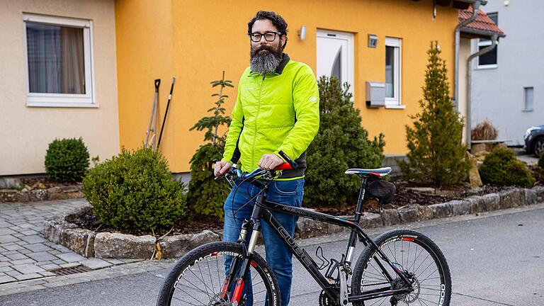Dank medikamentöser Behandlung kann Oliver Bechmann ein quasi schmerzfreies Leben führen. Mittlerweile fährt er viel Rad – früher wäre das undenkbar gewesen. Dank medikamentöser Behandlung kann Oliver Bechmann ein quasi schmerzfreies Leben führen. Mittlerweile fährt er viel Rad – früher wäre das undenkbar gewesen.