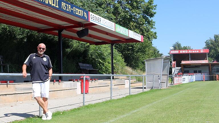 Sein Innovationsgeist ermöglichte vieles beim TSV Bergrheinfeld: Rüdiger Erhard, Vorstand Sportanlagen, vor der Tribüne der 'BWG-Arena', dem Rasenplatz des TSV.