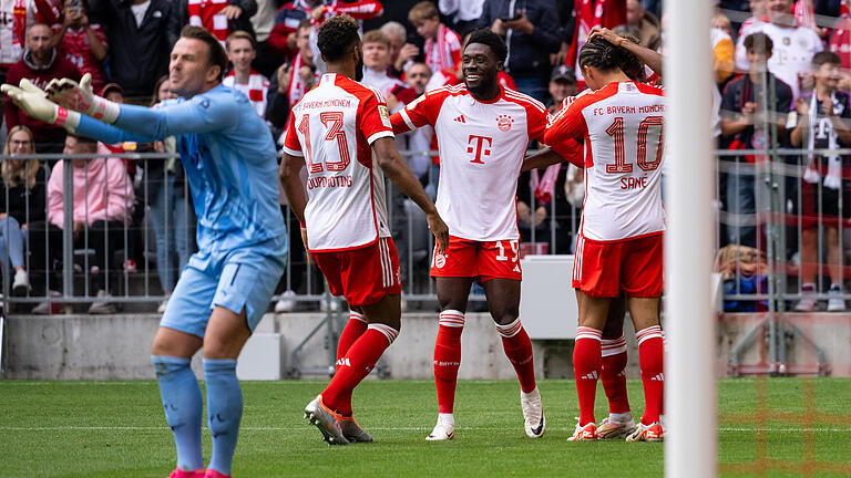 Bayern München - VfL Bochum.jpeg       -  Bayerische Party in der Allianz Arena: Choupo-Moting, Davies und Sané bejubeln einen der Treffer gegen Bochums Riemann.