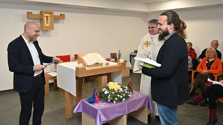 Georg Sperrle, Geschäftsführer Caritas-Einrichtungen, und Domkapitular Clemens Bieber führten Sven Vinzens (von links) offiziell als Einrichtungsleiter im Bischof-Scheele-Haus ein.