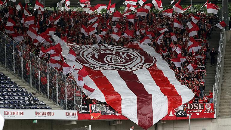 Große Unterstützung: Zahlreiche Fans hatten die Würzburger Kickers zum Aufstiegsspiel in Hannover begleitet. Auch in der kommenden Spielzeit sollen sie bei den Rothosen Profifußball zu sehen bekommen.