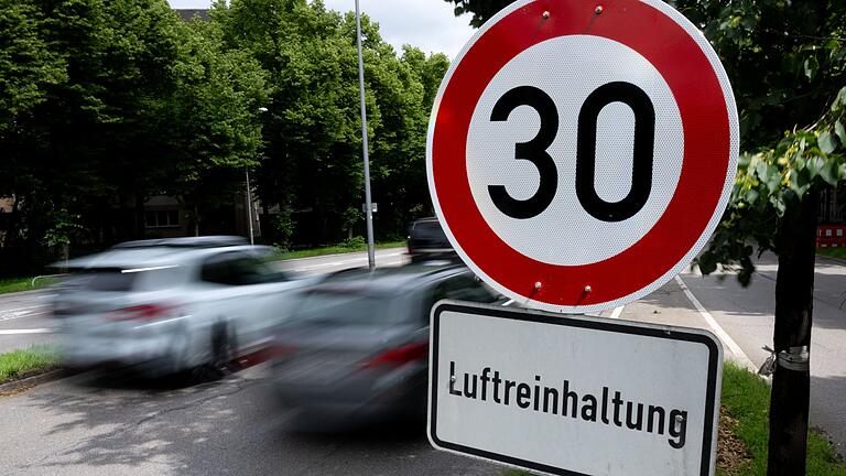 Tempo 30 auf dem Mittleren Ring in München       -  Bundespräsident Frank-Walter Steinmeier hat das neue Klimaschutzgesetz unterschrieben. Damit muss nun Verkehrsminister Volker Wissing (FDP) doch kein Sofortprogramm mit Klimamaßnahmen in seinem Bereich vorlegen.