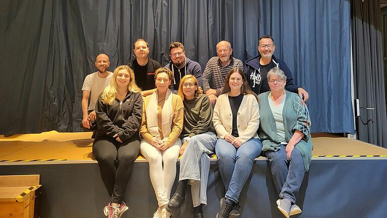 Die Akteure der KCK-Theatergruppe (v on links): Robin Lamprecht, Anne Schönherr, Michael Beck, Manuela Arzberger, Björn Kendl, Beate Nagel, Winfried Fischer, Jessica Braun, Gerhard Waigandt, Martina Lang und Souffleuse Angelika Urban freuen sich auf viele Zuschauer.