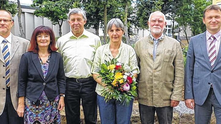 Engagiertes Pädagogen-Trio: Kurt Beck, Elisabeth Bauer und Armin Spiller (3., 4., 5. von links) wurden nach 40 Dienstjahren an der Grabfeldschule Bad Königshofen in den Ruhestand verabschiedet. Mit im Bild (von links) Schulleiter Richard Wagner, Schulamtsdirektorin Ruth Krauß und Bürgermeister Thomas Helbling.