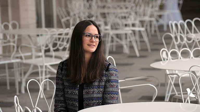 Carina Wehner in gewohnter Umgebung: Die Quellenkönigin des Jahres 2018 vor dem Kurgartencafé, das ihr Vater betreibt. Carina Wehner in gewohnter Umgebung: Die Quellenkönigin des Jahres 2018 vor dem Kurgartencafé, das ihr Vater betreibt.