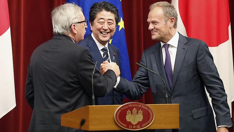 Bereits im Juli unterzeichneten Jean-Claude Juncker, Präsident der Europäischen Kommission, Donald Tusk, Präsident des Europäischen Rates, und Shinzo Abe, Premierminister von Japan (von link) das Freihandelsabkommen. Jetzt stimmte auch das EU-Parlament zu.