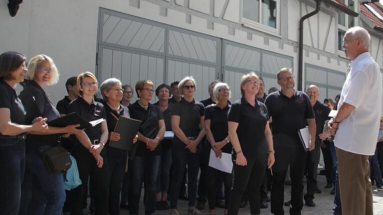 Der Carmina Chor und die Erlenbacher Musikanten brachten ihrem Ehrenvorsitzendem Hans Michel zu dessen 80. Geburtstag musikalische Grüße.