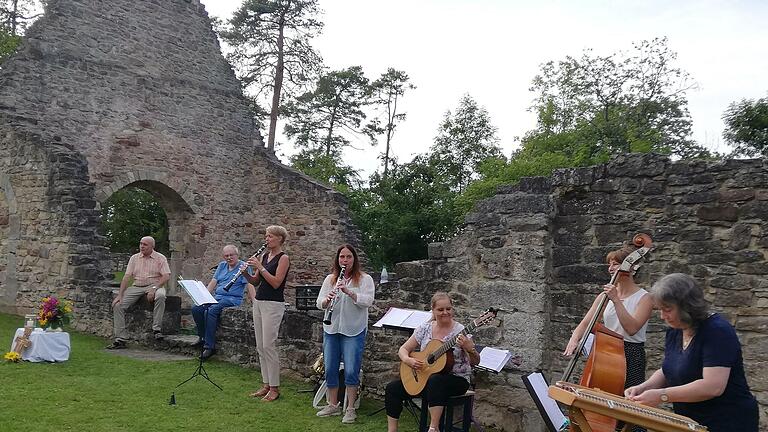 Den Scharadwanzen mit Ilona Zirkelbach, Birgit Döhler, Katja Karch, Uli Aumüller und Christine Weber (von links) merkte man am Michelsberg an, dass sie richtig viel Spaß an ihrer Musik haben. Foto: Heike Beudert       -  Den Scharadwanzen mit Ilona Zirkelbach, Birgit Döhler, Katja Karch, Uli Aumüller und Christine Weber (von links) merkte man am Michelsberg an, dass sie richtig viel Spaß an ihrer Musik haben. Foto: Heike Beudert