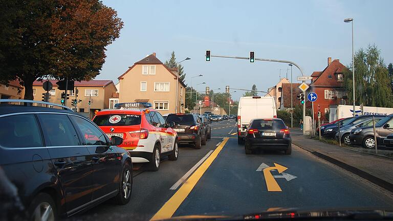 Die gelben Markierungen an der Kreuzung der B8 auf Höhe der Ampel gibt es seit September 2014 – eine neun Jahre lange Testphase.