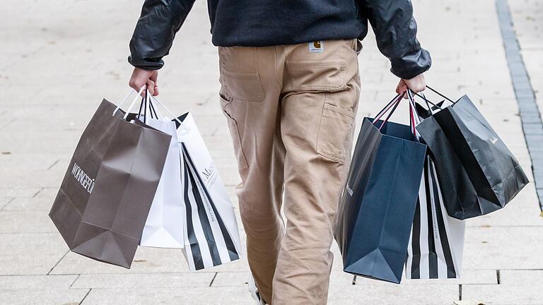 Einzelhandel.jpeg       -  Im Urlaub gehen viele gerne shoppen, das Geld sitzt lockerer. Auch am Gardasee gibt es einige gute Shopping-Möglichkeiten.