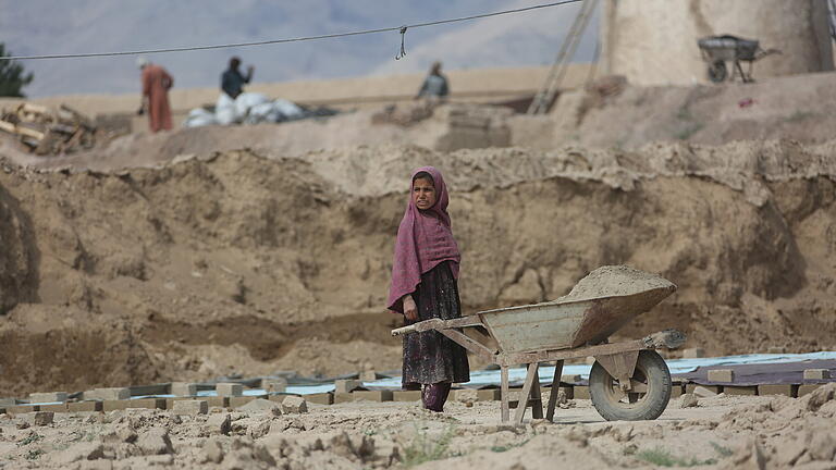 Kinderarbeit in Afghanistan.jpeg       -  Wie sicher ist das Leben für die Menschen in Afghanistan? Darüber muss die deutsche Politik diskutieren.