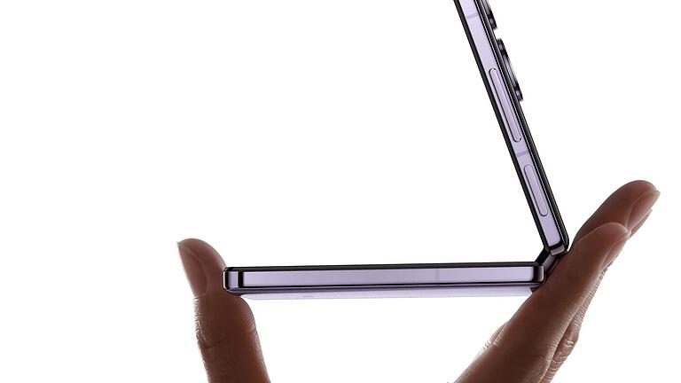Xiaomi Mix Flip - Clamshell-Design: Der Ausdruck kommt nicht von ungefähr; das Xiaomi Mix Flip öffnet wie eine Muschelschale. Xiaomi Mix Flip - Clamshell-Design: Der Ausdruck kommt nicht von ungefähr; das Xiaomi Mix Flip öffnet wie eine Muschelschale.
