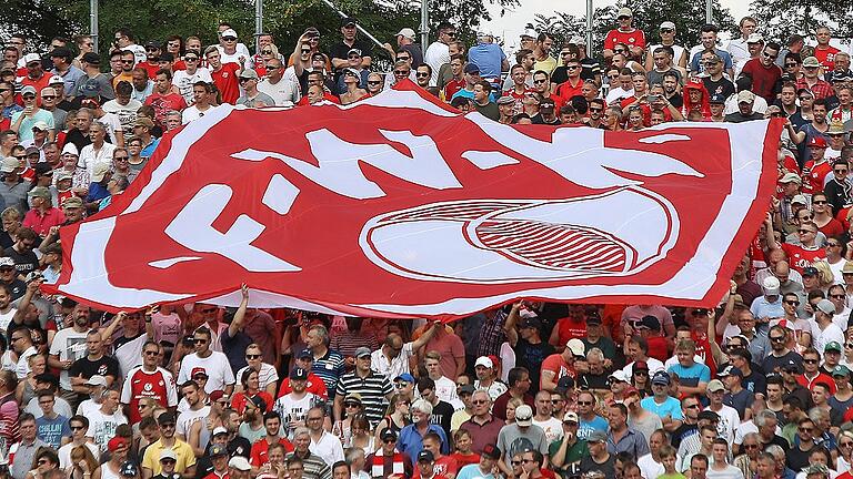 Fussball, 2. Bundesliga, FC Würzburger Kickers - 1. FC Kaiserslautern       -  Alles auf rot: Die Würzburger Kickers werden an diesem Freitag 110 Jahre alt. Gefeiert wird mit diversen Aktionen in der Stadt und in der Flyeralarm Arena. Das Bild entstand beim ersten Zweitliga-Heimspiel der Kickers gegen den FC Kaiserslautern im vergangenen Jahr.