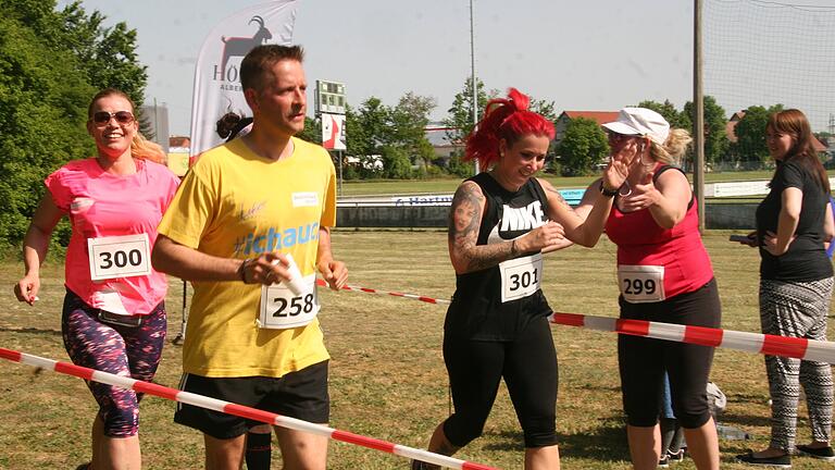 Strahlender Sonnenschein erwartete die insgesamt 382 Teilnehmer des Benefizlaufs Run & Help am Samstag beim TSV Albertshofen. Die Läufer vom Kindesalter bis über 80 Jahren taten gleich zweifach etwas Gutes: Erstens für die eigene Gesundheit und zweitens für die gute Sache. Denn die Einnahmen aus den Startgelder und dem Getränke- und Essenverkauf sowie Spenden der Veranstaltung mit mehreren Tausend Euro gehen an die Kinder-Palliativstation der Malteser in Würzburg.