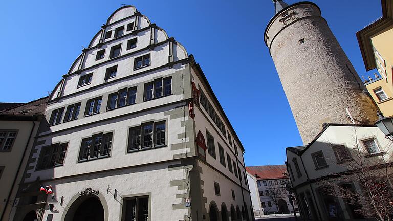 Das Rathaus in Kitzingen, Sitz der Stadtverwaltung, mit dem Marktturm.