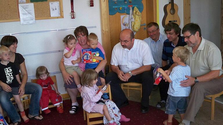 Als Kreisbrandrat war Roland Eckert (im weißen Hemd) auch in den Kindergärten unterwegs. Das Bild zeigt einen Besuch in der Kita St. Burkhard in Geiselwind 2010.&nbsp;