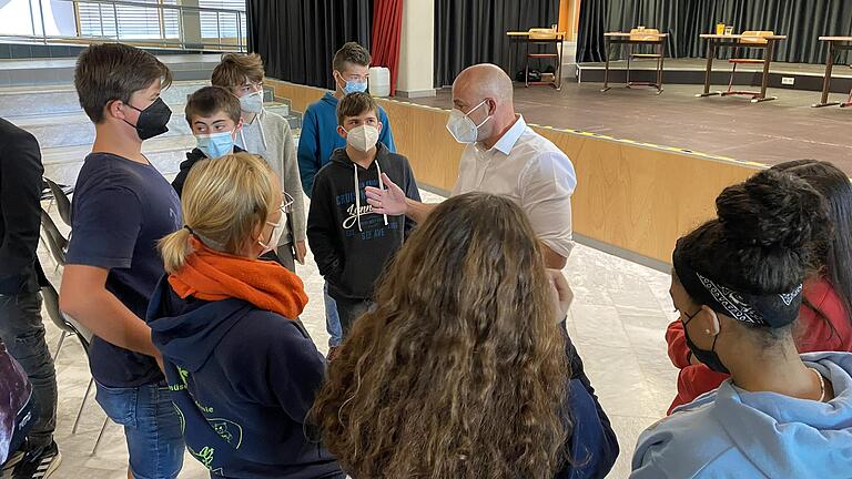 Nach der Podiumsdiskussion an der Gustav-Wöhrnitz-Mittelschule diskutierte Alexander Hoffmann (CSU) noch weiter mit Schülern und Lehrkräften. Das bescherte ihm Platz zwei bei den Erststimmen der Mittelschüler und 20 Prozent der Zweitstimmen. Nach der Podiumsdiskussion an der Gustav-Wöhrnitz-Mittelschule diskutierte Alexander Hoffmann (CSU) noch weiter mit Schülern und Lehrkräften. Das bescherte ihm Platz zwei bei den Erststimmen der Mittelschüler und 20 Prozent der Zweitstimmen.