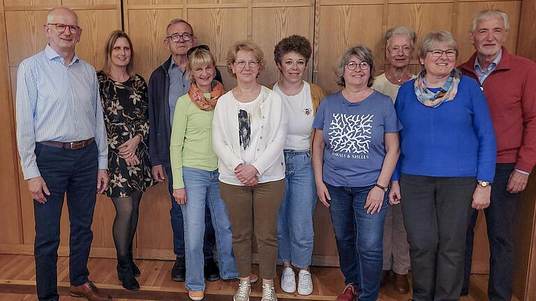 Neu gewählter Vorstand des Hospizvereins Rhön-Grabfeld von links: Richard Knaier (1. Vorsitzender), Jennifer Rother (2. Vorsitzende),  Martin Schiermeyer (Schriftführer), Eva Stäblein, Astrid Maul, Sabrina Rocco,  Angelika Benkert, Jutta Eckardt (Beisitzer), Helga Sterzinger (Schatzmeisterin) und Arnold Willnat (Beisitzer).