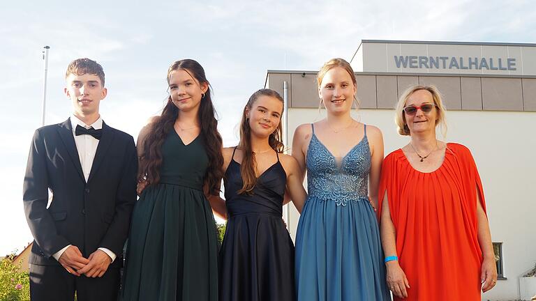 Auch die Jahrgangsbesten wurden in der Werntalhalle geehrt, darunter (von links) Michael Wieber, Janina Oppelt, Linn Keidel und Jule Mahlmeister, mit Schulleiterin Andrea Habenstein.