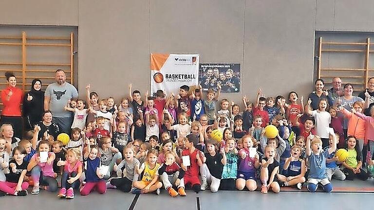 Das Foto zeigt die Erst- und Zweitklässler der Grund- und Mittelschule Oerlenbach mit Eltern, Lehrern und Basketballspielerinnen des TSV Oerlenbach.       -  Das Foto zeigt die Erst- und Zweitklässler der Grund- und Mittelschule Oerlenbach mit Eltern, Lehrern und Basketballspielerinnen des TSV Oerlenbach.