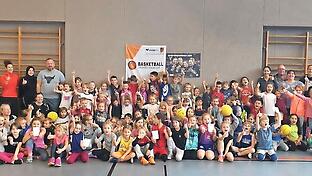 Das Foto zeigt die Erst- und Zweitklässler der Grund- und Mittelschule Oerlenbach mit Eltern, Lehrern und Basketballspielerinnen des TSV Oerlenbach.       -  Das Foto zeigt die Erst- und Zweitklässler der Grund- und Mittelschule Oerlenbach mit Eltern, Lehrern und Basketballspielerinnen des TSV Oerlenbach.