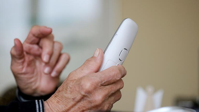 Telefonbetrüger       -  Der Mann vereinbarte mit den Betrügern einen Treffpunkt für die Geldübergabe. (Symbolbild)