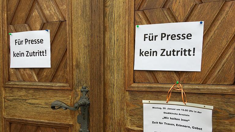 Arnstein: Noch nie so etwas Schlimmes erlebt       -  „Für Presse kein Zutritt!“: Das Holztor der Arnsteiner Stadtkirche.