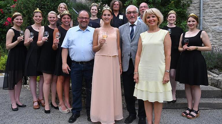 Premierengäste: Beim Empfang zum Auftakt der Röttinger Frankenfestspiele die Fränkische Weinkönigin Silena Werner (mitte) flankiert von Bürgermeister Martin Umscheid und der Röttinger Weinprinzessin Michele Fries (links), Regierungspräsident Paul Beinhofer und der Kitzinger Landrätin Tamara Bischof. Dahinter Intendant Knut Weber (Mitte) und stellvertretender Landrat Waldemar Brohm im Kreis von Weinprinzessinnen aus dem Main- und Taubertal.