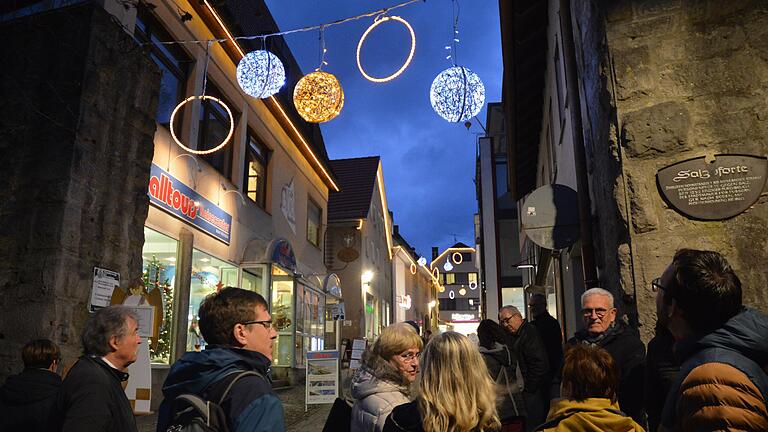 Bürgermeister Bruno Altrichter gab an der Salzpforte den Startschuss für die neue Weihnachtsbeleuchtung in der Altstadt.