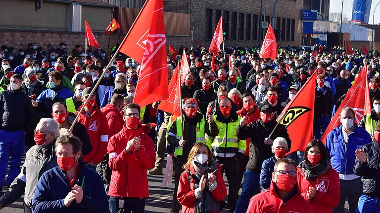 Am Dienstag, 2. März, hatte die IG-Metall zum Warnstreik und zur Kundgebung vor den Werkstoren in der Ernst-Sachs-Straße aufgerufen. Am Freitag, 19. März, blieb der Streik weniger sichtbar. Weil sich die Arbeitgeber nicht bewegen würden, so die Gewerkschaft, sorgt der neuerliche Warnstreik für ein verlängertes Wochenende der Beschäftigten.&nbsp;&nbsp;