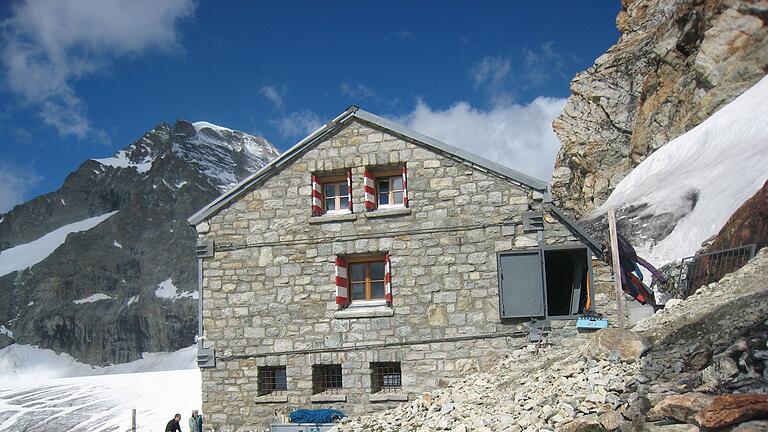 Rothornhütte von 1948 bei Zermatt       -  Das Auftauen des Permafrosts sorgt bei manchen Hütten in den Alpen für Probleme.