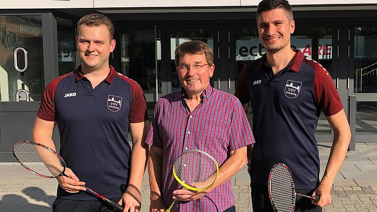 Der Vital-Sportverein (VSV) Würzburg mit (von links) Philipp Ströbel, dem Vereinsvorsitzenden Christoph Hoffmann und Trainer Nicolas Casado ist Gastgeber eines Badminton-Länderspiels in der tectake Arena.