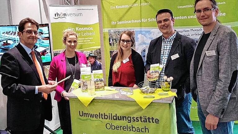Umweltbildungsstätte auf der 'Didacta' - (mch) Die „didacta“ in Köln ist die größte Bildungsmesse in Europa. Heuer präsentierte dort wieder die Umweltbildungsstätte Oberelsbach im Rhöniversums-Verbund ihr Bildungskonzept. Insgesamt stellten sich rund 800 Anbieter aus 38 Ländern dem Publikum. In Foren, Vorträgen, Kongressen, Workshops und Diskussionsrunden greift das anspruchsvolle Rahmenprogramm aktuelle bildungspolitische und pädagogische Entwicklungen auf. Umweltbildungsstätte auf der 'Didacta' - (mch) Die „didacta“ in Köln ist die größte Bildungsmesse in Europa. Heuer präsentierte dort wieder die Umweltbildungsstätte Oberelsbach im Rhöniversums-Verbund ihr Bildungskonzept. Insgesamt stellten sich rund 800 Anbieter aus 38 Ländern dem Publikum. In Foren, Vorträgen, Kongressen, Workshops und Diskussionsrunden greift das anspruchsvolle Rahmenprogramm aktuelle bildungspolitische und pädagogische Entwicklungen auf.