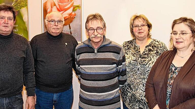 25 Jahre bei der Anglergemeinschaft       -  (is)   Ehrungen standen im Mittelpunkt der Jahresversammlung der Anglergemeinschaft Röthlein. Bereits ein Vierteljahrhundert sind Gaby Saal-Rumpel, Klaus Knaup, Roland Rumpel und Werner Wieland Mitglied im Verein. Sie wurden mit der silbernen Ehrennadel und einer Urkunde ausgezeichnet. Im Bild (von links) Klaus Knaup, Roland Rumpel, Werner Wieland, Vorsitzende Ute Jünger und Gaby Saal-Rumpel.